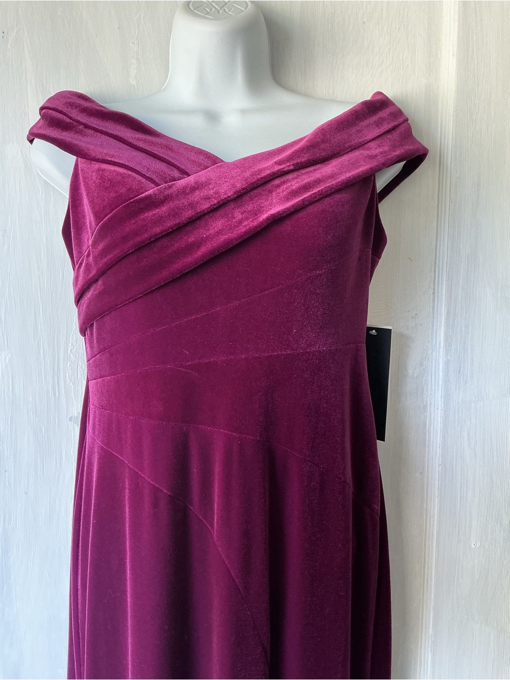 NWT Aidan Mattix Off-Shoulder Velvet Formal Prom Dress in Deep Berry Sz 4